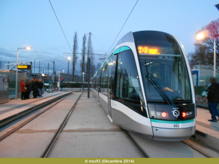 Citadis 302 du T8 à la station Delaunay-Belleville