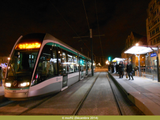 Citadis 302 du T8 pris de nuit à la station Saint-Denis - Gare