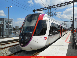 Citadis Dualis du T11 express en gare du Bourget