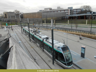 Vue en plongée sur la station Villetaneuse-Université avec une rame à quai