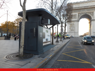 Arrêt du Bluetram devant l'Arc de Triomphe