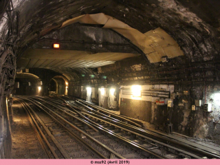 Vue du tunnel depuis Opéra (ligne 7, en direction du sud), avec à droite le raccord vers la ligne 3