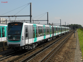 MF01 n°098 en livrée STIF/RATP sur la ligne 5 (juillet 2013)