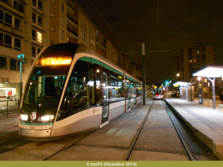 Citadis 302 du T8 pris de nuit à la station Saint-Denis - Gare