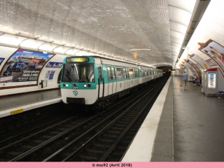 Entrée du MF77 n°084 à la station Pierre et Marie Curie