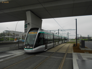 Citadis 302 du T7 arrivant à l'aéroport d'Orly