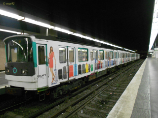 MF67 n°12030 sur la ligne 3, pelliculé pour une marque de valises (décembre 2013)