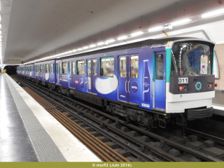 MF67 n°12011 à Porte de Bagnolet, pelliculé pour un produit démaquillant