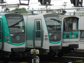 Ligne 5 : Deux MF01 (l'un en livrée RATP, l'autre en livrée STIF) et un MF67 au dépôt de Bobigny (juin 2013)