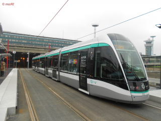 Citadis 302 n°713 du T7 à l'aéroport d'Orly, le 1500e Citadis produit par Alstom