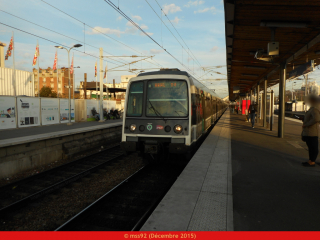 MI79 rénové arrivant en gare du Bourget