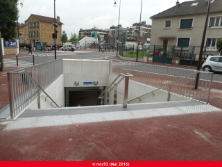 Un des accès de la station Viroflay Rive Gauche