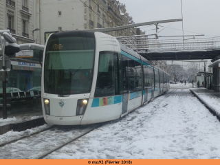 Citadis 402 n°327 sur la T3a sous la neige à Porte de Vincennes