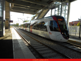Citadis Dualis du T11 express en gare de Villetaneuse-Université