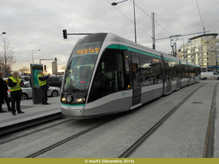 Citadis 302 du T8 arrivant au terminus de Saint-Denis