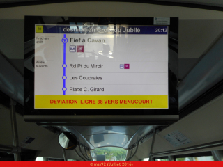 Écran d'information à bord d'un GX337 hybride du réseau STIVO