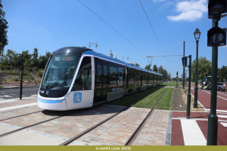 Citadis 405 du T10 arrivant à l'Hôpital Béclère