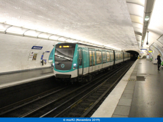 Entrée du MF01 n°024 à Monceau, ayant pour terminus provisoire Courcelles