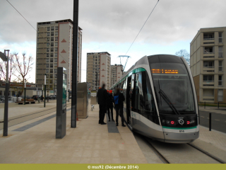 Station Épinay-Orgemont du T8 avec un Citadis 302 à quai