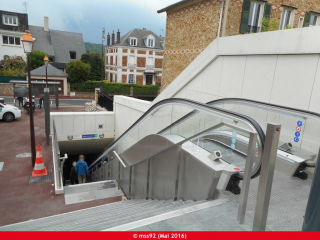 Un des accès de la station Viroflay Rive Gauche